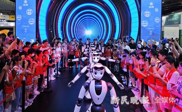 回眸2023 新kaiyun网站民晚报年终图集①：“AI”生活(图2)