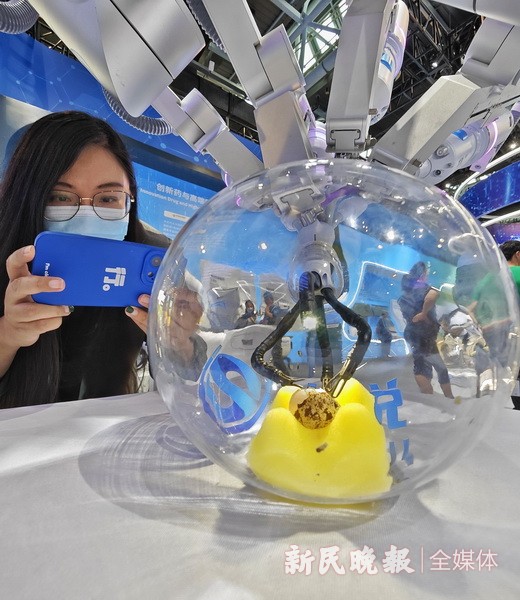 回眸2023 新kaiyun网站民晚报年终图集①：“AI”生活